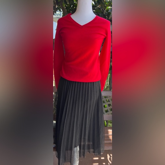 Macys 100% cashmere V-neck sweater - Picture 2 of 7